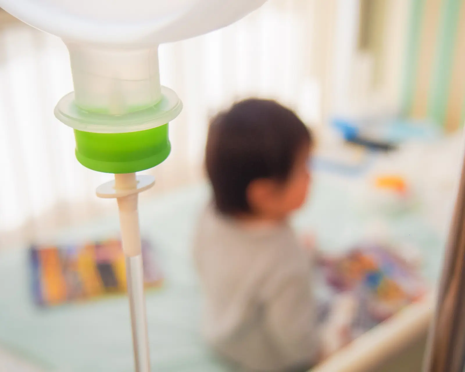 点滴をする子どもの画像